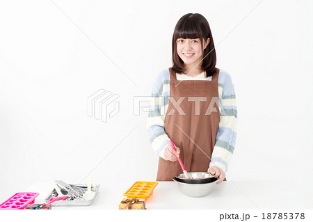 バレンタイン チョコ作り 女の子 湯煎の写真素材