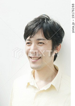 男性 30代 爽やか 笑顔の写真素材