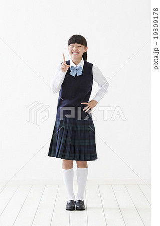 女の子 中学生 制服 指さすの写真素材