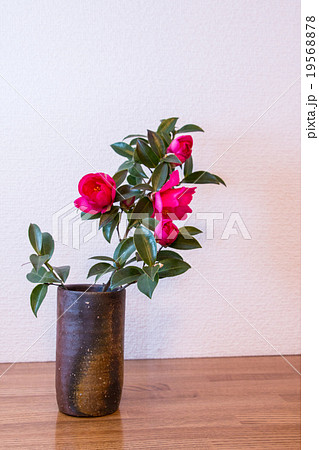 備前焼 生け花 フラワーアレンジメント 花瓶の写真素材 - PIXTA