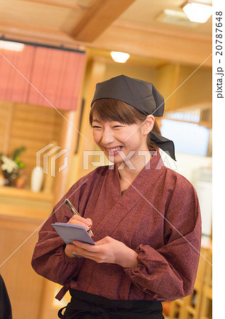 居酒屋 女性 店員 接客の写真素材