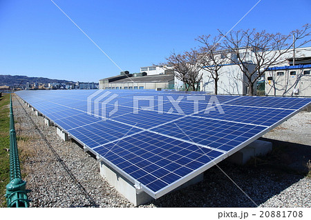 工場 発電所 太陽光発電 ソーラーパネルの写真素材