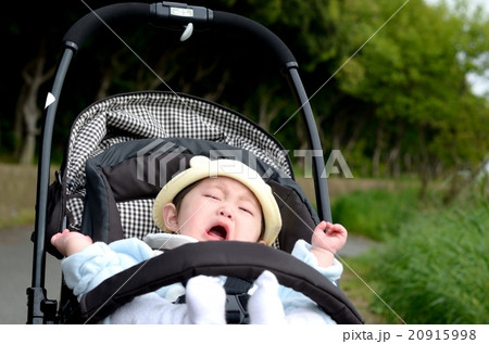 赤ちゃん ベビーカー 泣く 屋外の写真素材