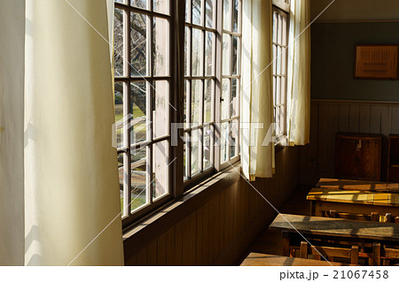 勉強机 教室 窓 カーテンの写真素材
