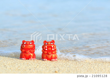 笑う狛犬の写真素材