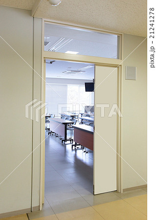 会議室 ドア 入口 部屋の写真素材