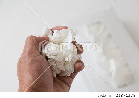 丸める 紙 人間 紙屑 手の写真素材