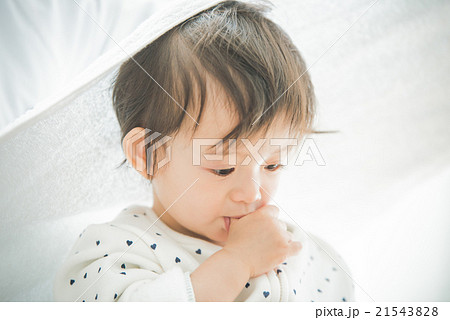 指しゃぶり 赤ちゃん バスタオル 湯上がりタオルの写真素材