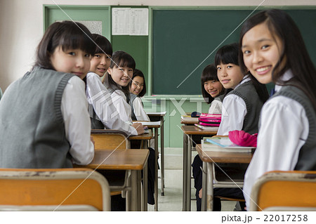 教室 振り向く 高校生 中学生の写真素材