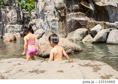 子供 水遊び 女の子 裸 遊び 楽しいの写真素材
