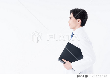 医師 医者 横顔 白バックの写真素材