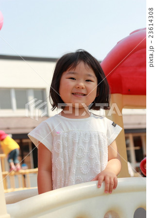 園庭 遊具 大型遊具 女の子の写真素材