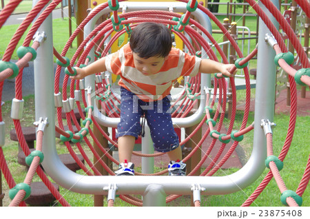 縄トンネル 遊具 公園の写真素材