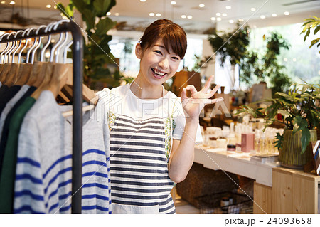 販売員 店員 女性 服屋の写真素材