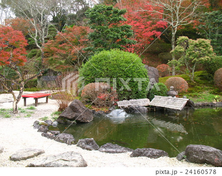 ベンチ 椅子 石 日本庭園の写真素材 - PIXTA