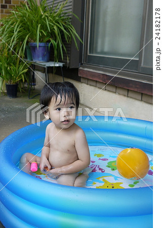 幼稚園　保育園　プール　全裸 水遊び 子供 プール 裸の写真素材 - PIXTA