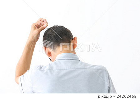 男性 後ろ姿 髪 触るの写真素材
