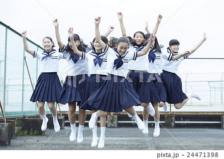 集合写真　女子学生 黒板の前に笑顔で並ぶ女子高校生たちのポートレートの写真素材 ...