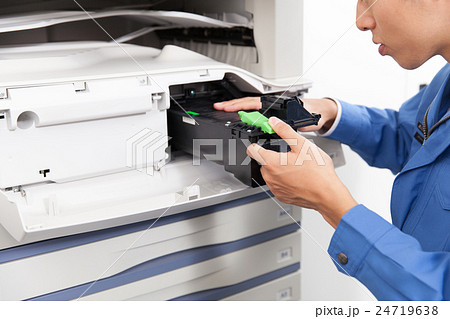 コピー機 複合機 作業員 メンテナンスの写真素材