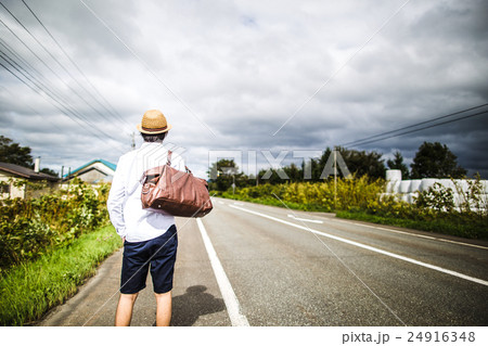 男性 後姿 旅人 旅行の写真素材