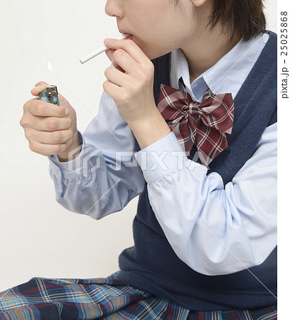 女子高生 煙草 吸う 禁止の写真素材