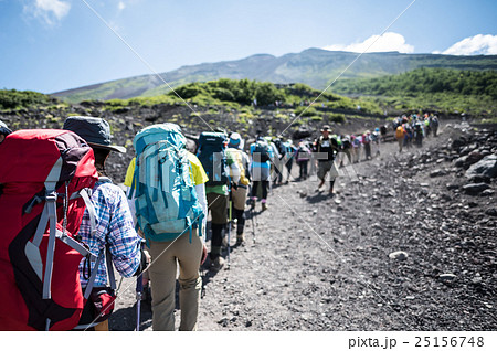 女性 富士山 山ガール 登山の写真素材
