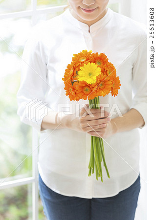 花 両手 日本人 持つ 人物 花束 手の写真素材