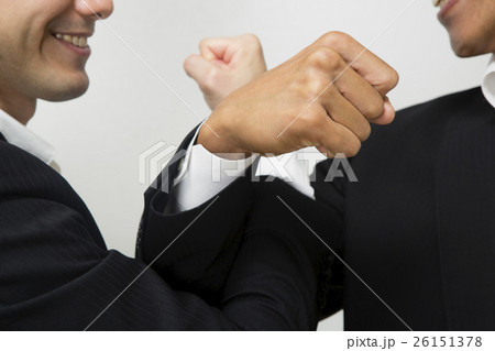 腕を交差し友情を確かめ合うビジネスマンの写真素材