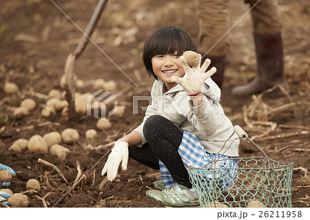 しゃがんでる しゃがむ 子供の写真素材