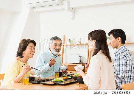 家族 食事 笑顔 食べるの写真素材