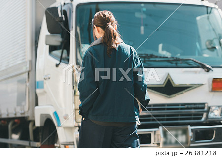 トラック運転手 後ろ姿 女性 トラガールの写真素材