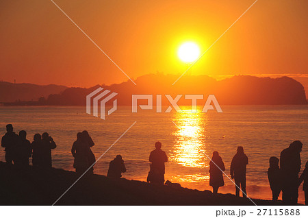 初日の出 海 日の出 見物の写真素材