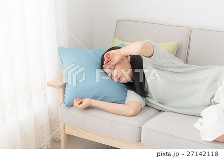 女性 ソファ 昼寝 頭痛の写真素材 Pixta