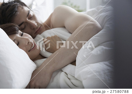 カップル ロマンチック 添い寝 寝るの写真素材
