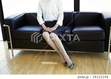 方膝 座り方 膝の写真素材