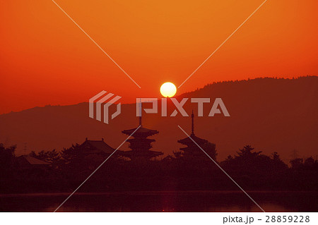 薬師寺 シルエット 山並み 昇陽の写真素材