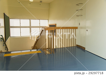 階段 踊り場 学校 手すりの写真素材