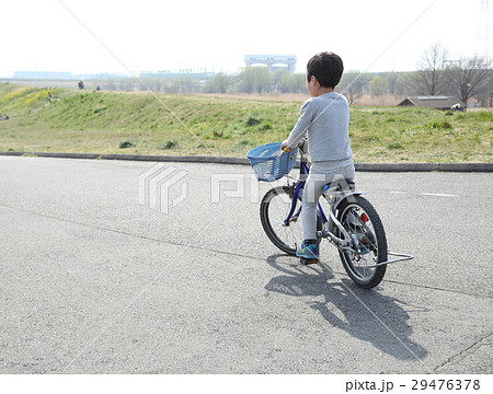 子供 自転車 乗る 後ろ姿の写真素材