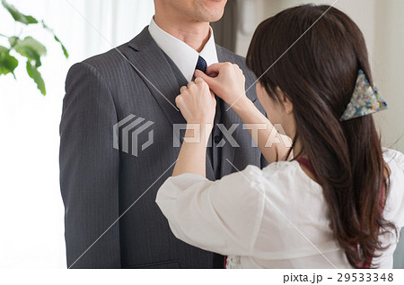 ビジネスマン ネクタイ 整える 結ぶの写真素材
