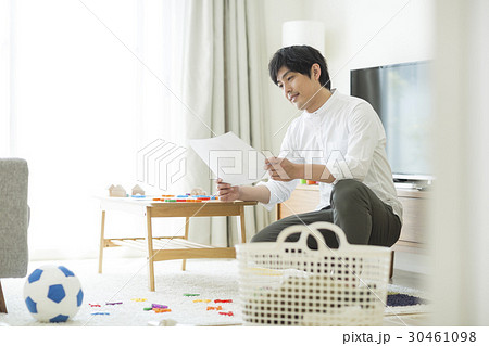 しゃがむ 横向きの写真素材