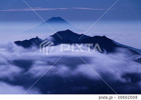 富士山 鳳凰三山 月明かり 雲の写真素材 - PIXTA