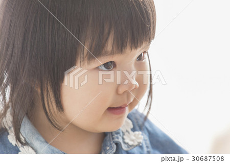 横顔 女の子 幼女 楽しいの写真素材