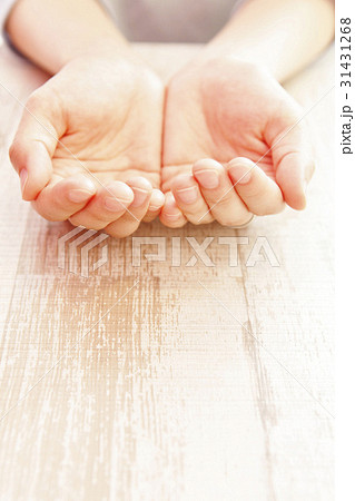 手 両手 ポーズ すくうの写真素材