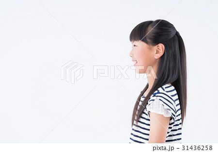 横顔 人物 女の子の写真素材