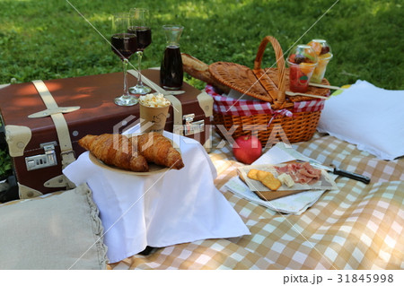 ピクニック おしゃれ 食事 クラッカーの写真素材
