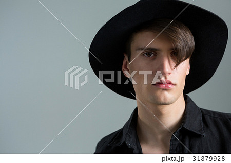 男 男性 中性的な 帽子の写真素材