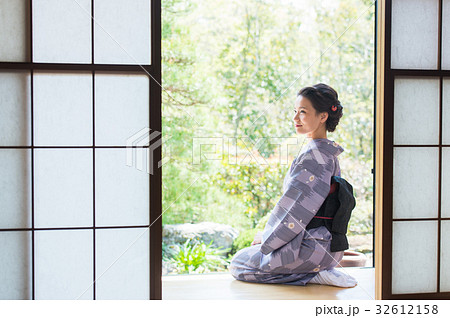 正座 女性 人物 着物の写真素材