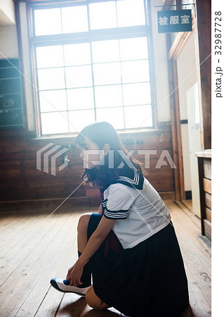 女子高生 陽射し 横向き 高校生の写真素材