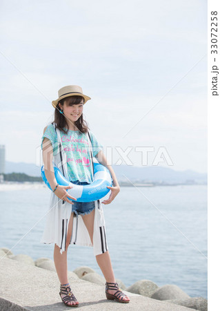 夏 少女 海 浮輪の写真素材