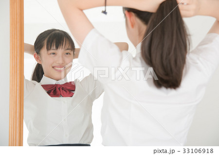 子供 ヘアゴム 鏡 女の子の写真素材